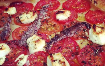 tarte feuilletée tomates anchois chèvre cuite