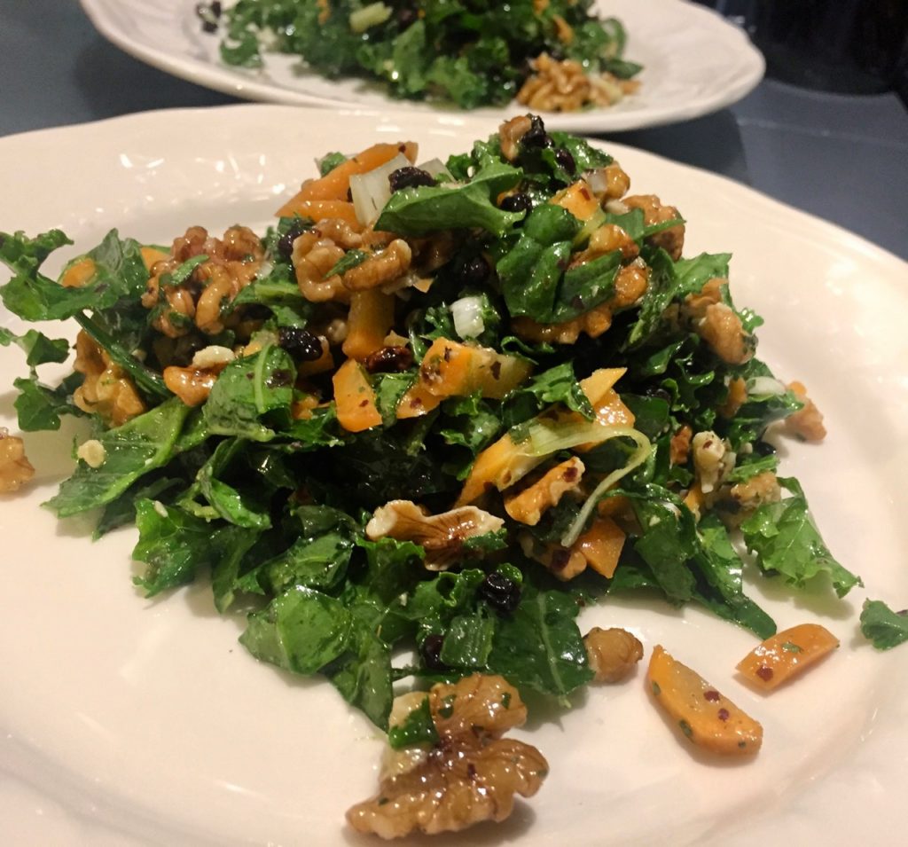 Salade de chou kale aux noix et aux raisins