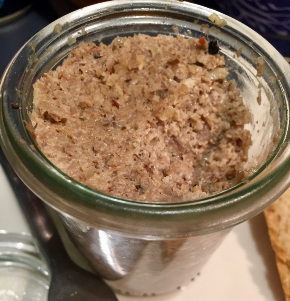 terrine-aux-champignons-et-noix-gros-plan-1