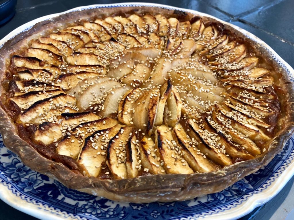Tarte aux pommes/poires et caramel de dattes